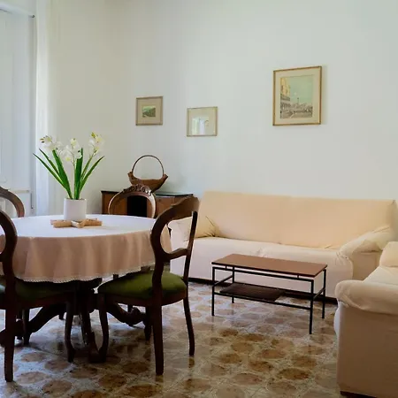 Reno Family House דירה